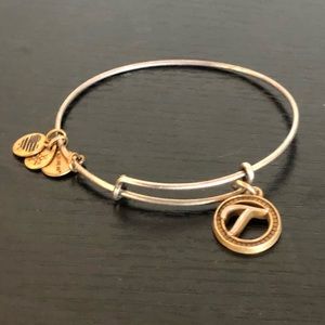 🟢 T/J gold charm bracelet